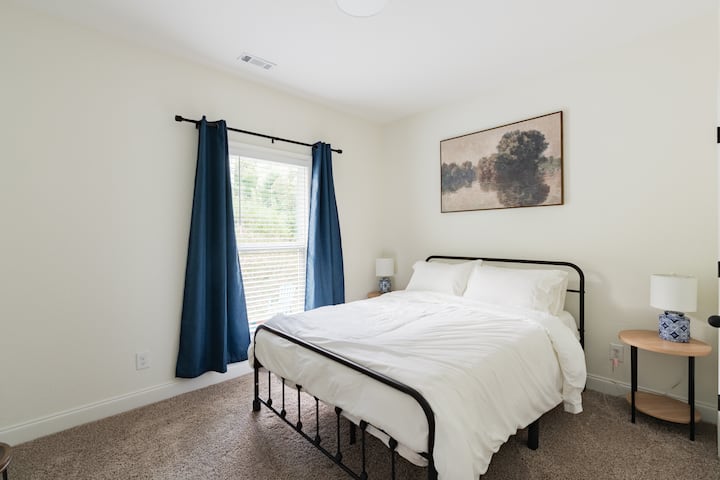 Chambre confortable avec grand lit, rideaux occultants, télévision intelligente, draps blancs, 4 oreillers et placard. ✨