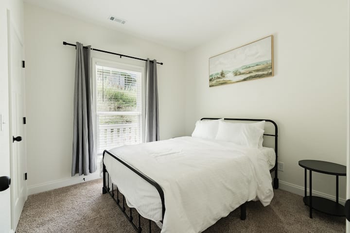 Chambre lumineuse avec un grand lit, des rideaux opaques, 4 oreillers moelleux, des draps blancs et un placard. ✨