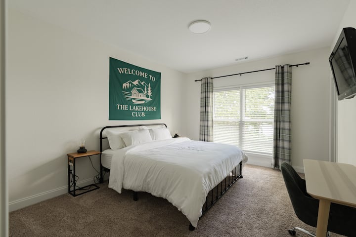 Suite KING spacieuse avec vue, rideaux occultants, penderie, télévision Roku, espace de travail et salle de bain privée attenante. 