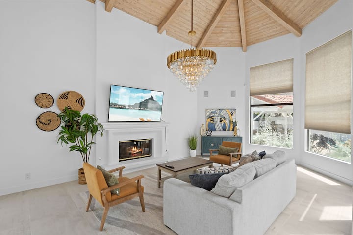 Wonderful Massive Home In Huntington Beach W/ Pool - Huntington Beach, CA