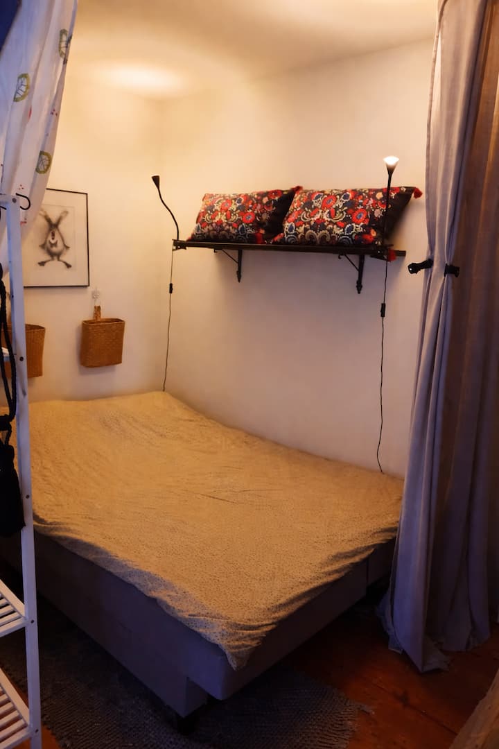 გასაშლელი დივანი შესასვლელ სართულზე, 140x200. გასაშლელი დივანი დერეფანშია, ფარდებით/გარდინებით გამოყოფის შესაძლებლობით!