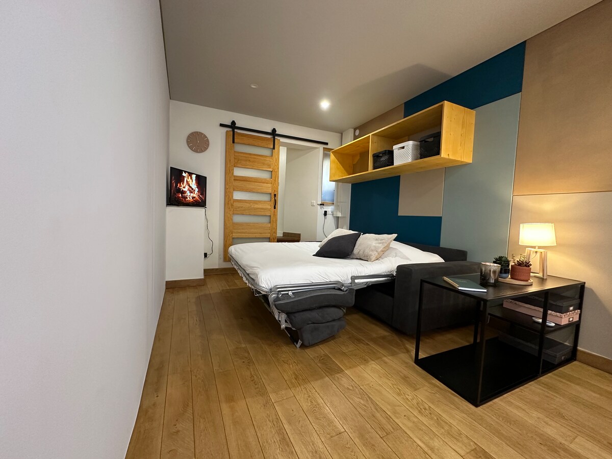 Aquí está la sala de estar de la vivienda, tendrá acceso a un cómodo sofá cama y una televisión para relajarse.