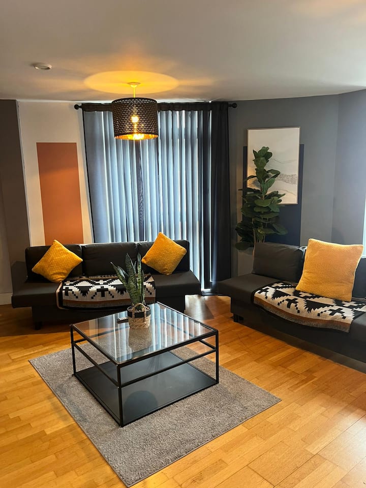 Large Urban Homes | Sleeps 8 | Secure Parking - Liverpool