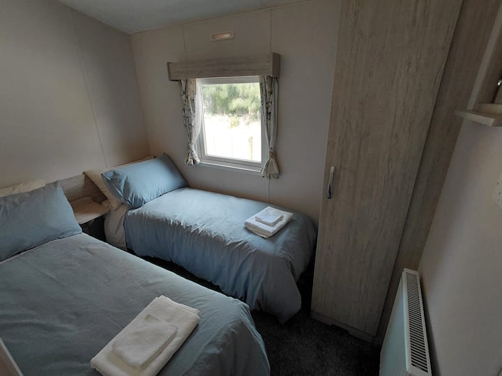 Ten en cuenta que son camas individuales pequeñas y miden 183 cm x 65 cm cada una.