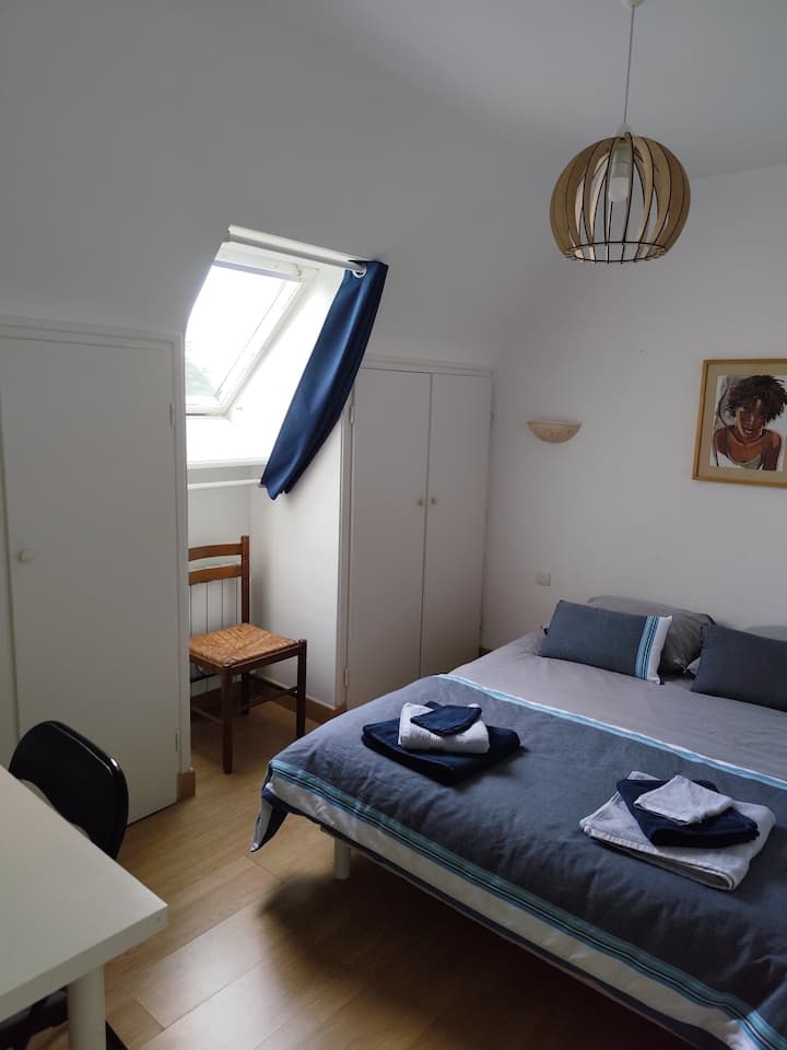 Пътуваща стая с малко работно пространство.
От северната страна можете да чуете звука на вълните.