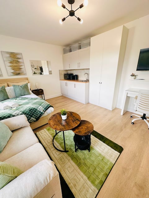 Top performing Airbnb: Luxury Self-Contained Studio Apartment-QE Hospital in Harborne