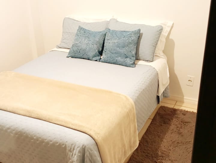 двойно легло с пълен комплект спално бельо, възглавници, одеяло, чаршаф и кърпи. 