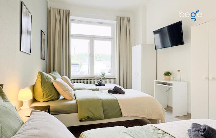 Საძინებელი 2 სამი ერთადგილიანი საწოლით, მოსასვენებელი სივრცითა და სმარტ-ტელევიზორით