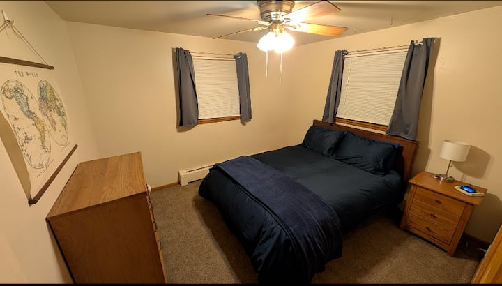 Queensize bed met verduisteringsgordijnen