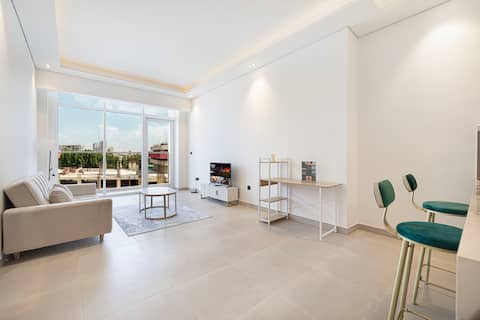 Top Airbnb: 150Mbps WiFi · Pool · 1BR JVT in Al Barsha South Fifth