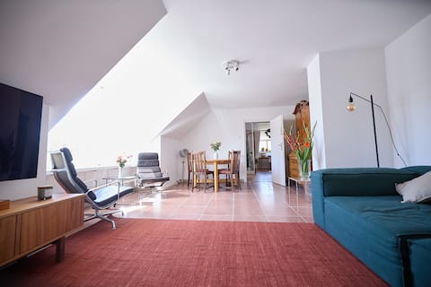 Top Airbnb: Modern 120 m² Penthouse • Maxvorstadt Munich in München