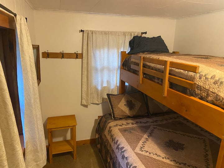 Креветот на спрат има двоен кревет на дното и единечен на врвот. 