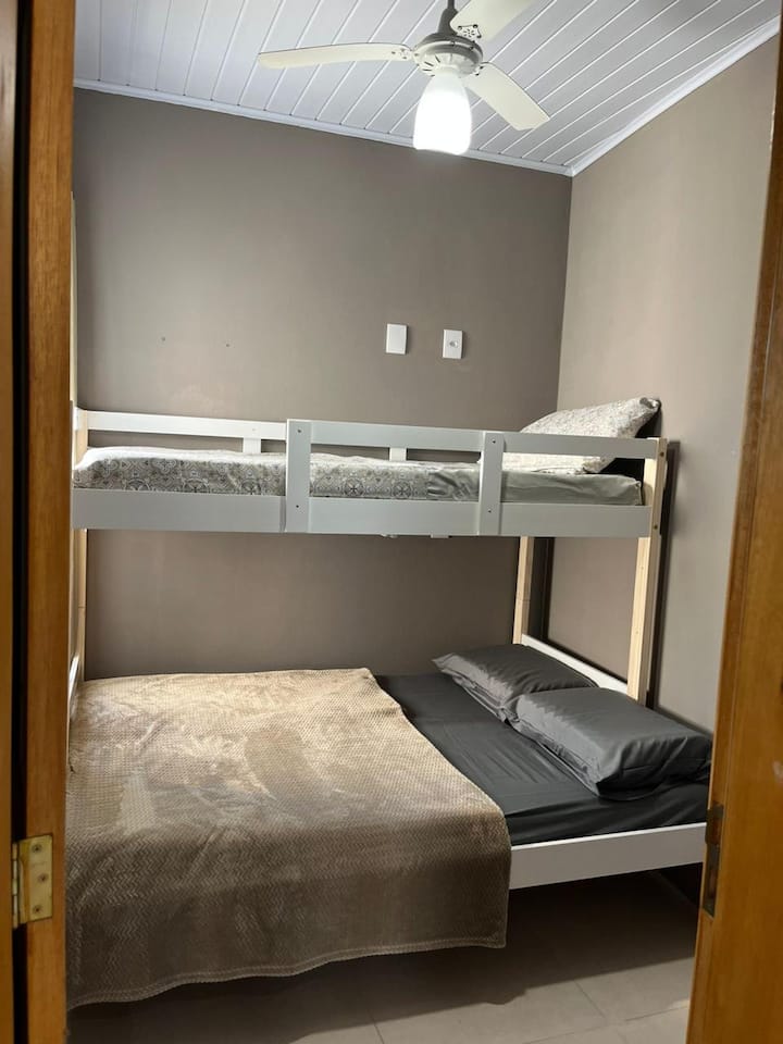 La habitación 2 es muy pequeña, tiene un ventilador de techo. Una litera con una cama doble y una cama individual. 
