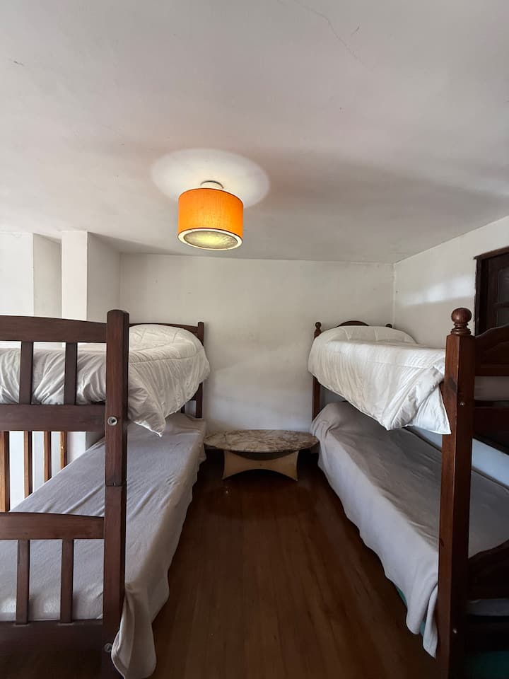 Това е отворена стая с две стени и много удобни матраци, където могат да спят деца или групи приятели.