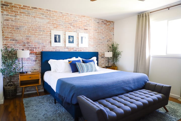 Нашата главна спална соба во зен дом со брачен кревет (широк 180 - 200 см