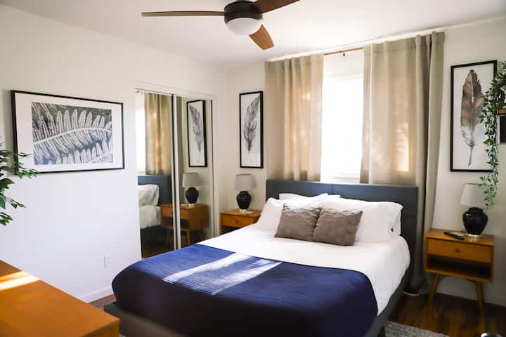 Нашата зен домашна спална соба 3 со брачен кревет (широк 150-179 см) и 55-инчен телевизор