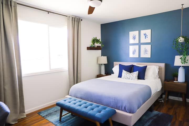 Нашата спална соба Boho Bungalow 2 со брачен кревет (широк 150-179 см) и 55-инчен телевизор