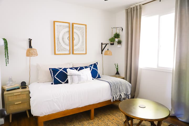 Нашата спална соба за зен домашна јога со брачен кревет (широк 150-179 см) со 1 и 55-инчен телевизор