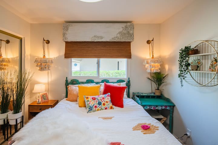 Нашата спална соба Boho Bungalow 3 со брачен кревет (широк 150-179 см) и 55-инчен телевизор