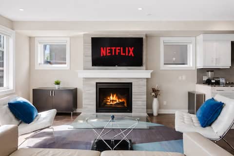 Popular Airbnb listing: 4BR Central Home•Rooftop | Downtown View | Garage! in Alberta
