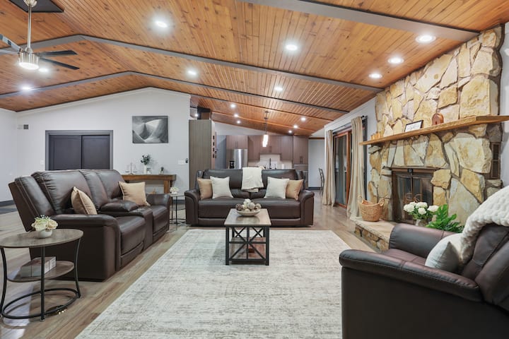 Majestic Meadows: 25 Acres W/ Hot Tub - Crystal Lake, IL
