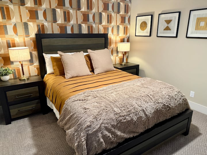 Camera al piano inferiore con letto queen size