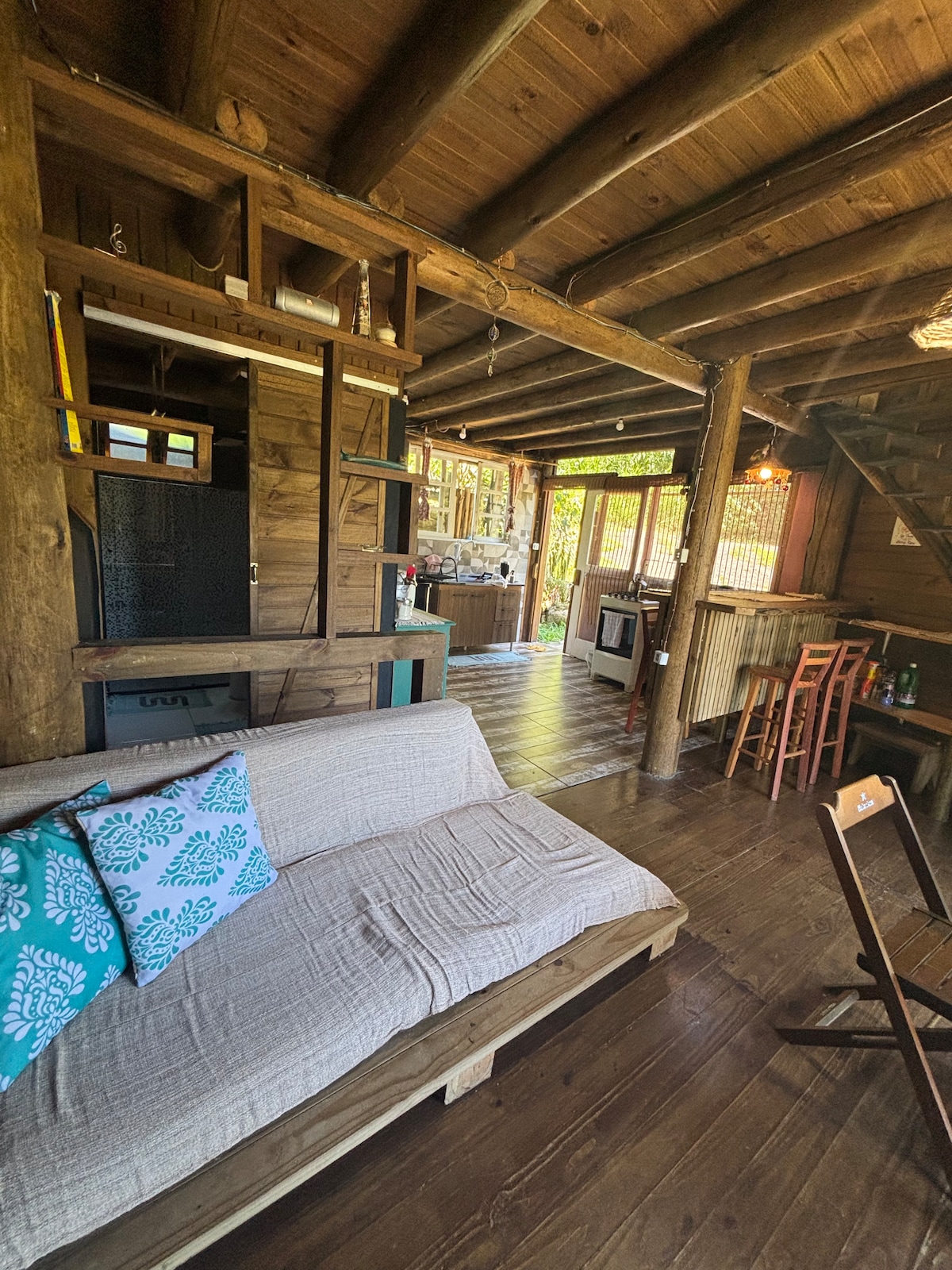 Woonkamer geïntegreerd met de keuken, lichte bries en natuurlijke verlichting 