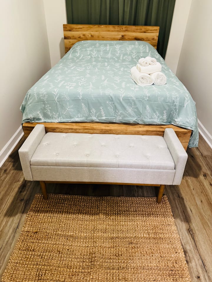 תתעוררו לחדר שינה שליו שנועד לנוחות ורגיעה.