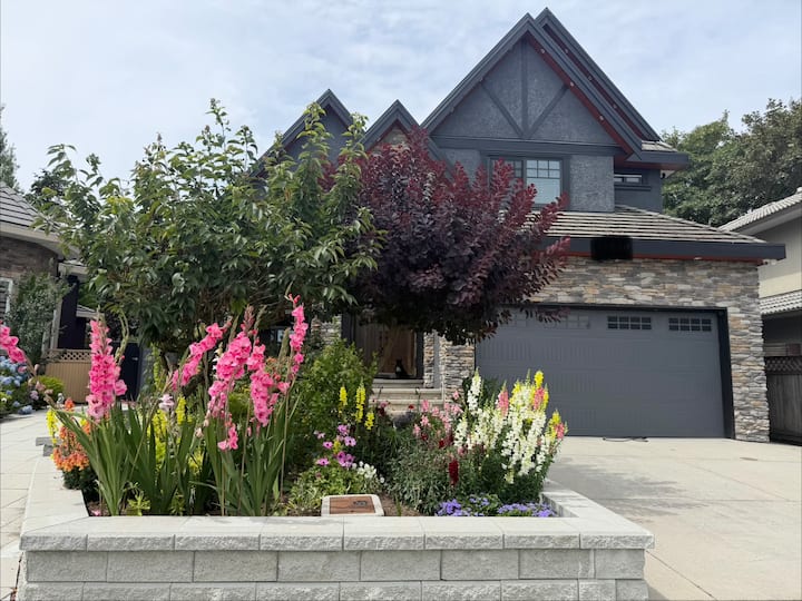 4 Bedrooms 2 Kitchens In A Basement. Sleeps 12 Ppl - Port Coquitlam