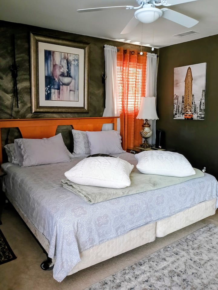 Chambre principale : 
mettant en vedette :
Lit King Size
Télévision connectée 50 pouces
Placard

