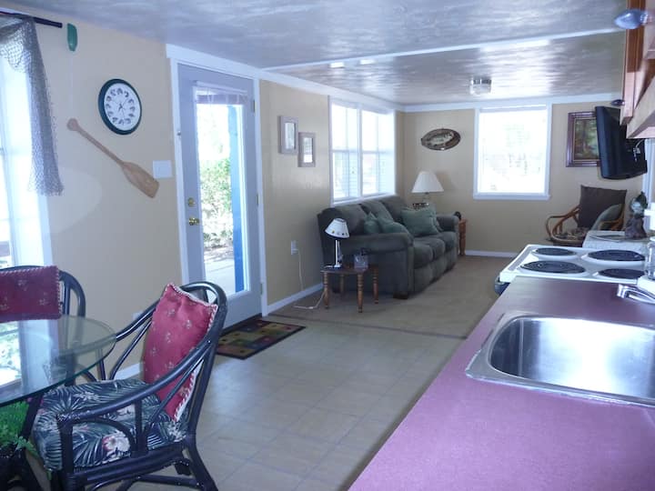 Cherokee Landing's Lower Eagles Nest @ Cedar Creek - Log Cabin, TX