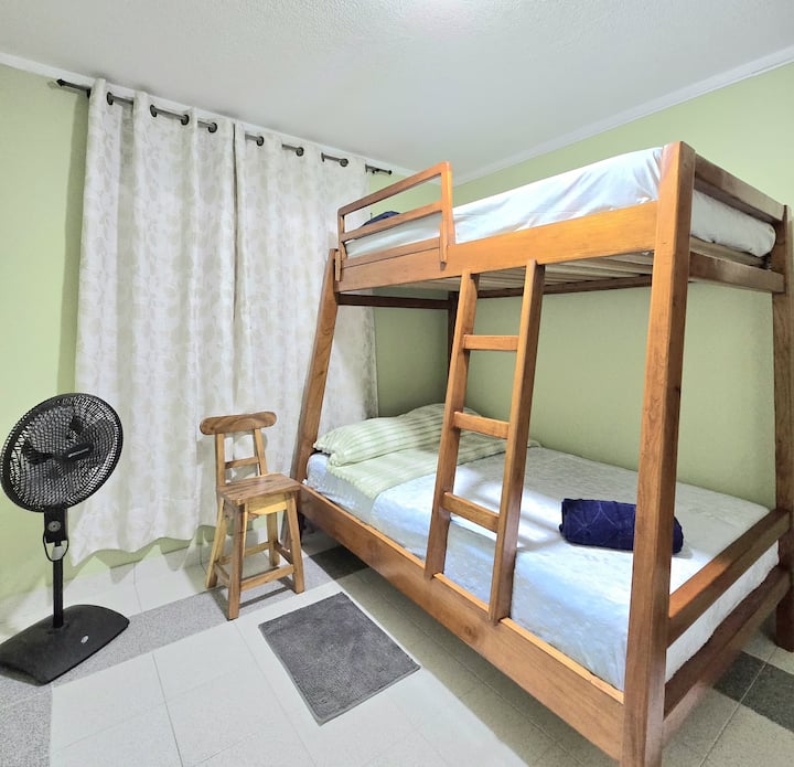 Hermoso camarote, cama doble primer piso, con excelentes colchones que garantizan tu descanso.