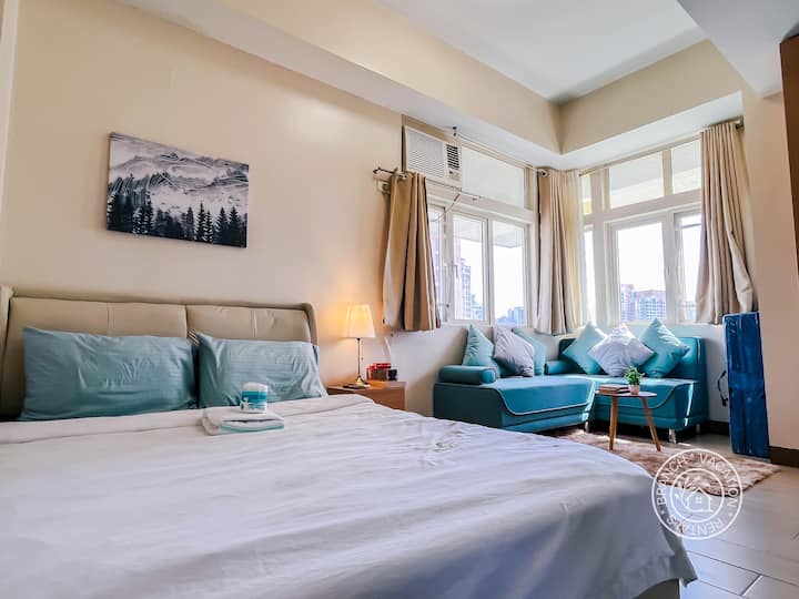 Chumba cha kulala chenye starehe chenye ukubwa kamili chenye mablanketi laini, mashuka safi na kiyoyozi kwa ajili ya kulala kwa starehe na utulivu baada ya kuchunguza Makati na Manila