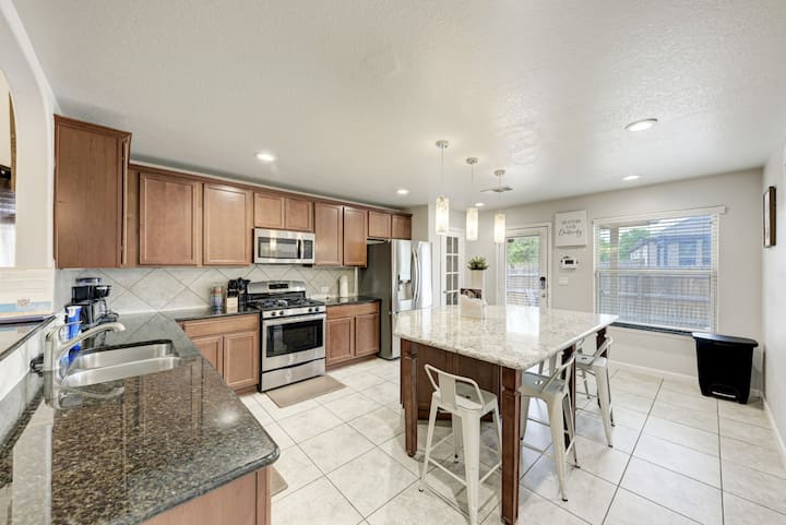 2 Story 4 Bedroom Modern Home Near Kalahari Resort - Round Rock, TX