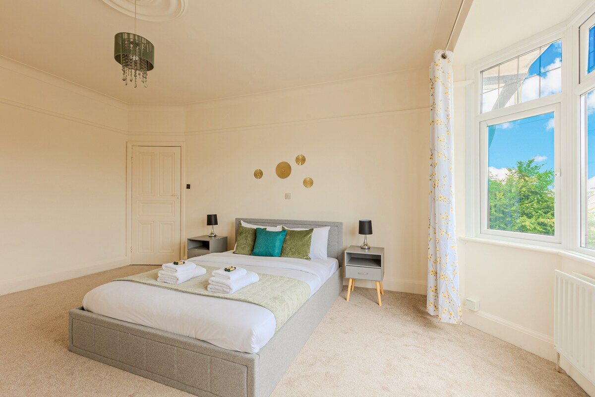 Mirno utočište s luksuznim bračnim krevetom, elegantnim uređenjem i mekanom posteljinom za savršen san.