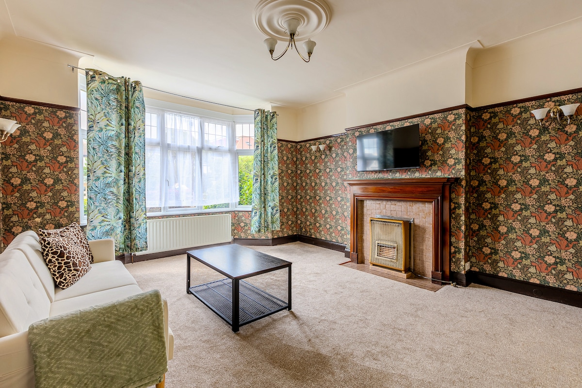 Udoban i ugodan prostor s pametnim televizorom, drvenim podovima i kaučom na razvlačenje – savršen za opuštanje nakon dana provedenog u Londonu.