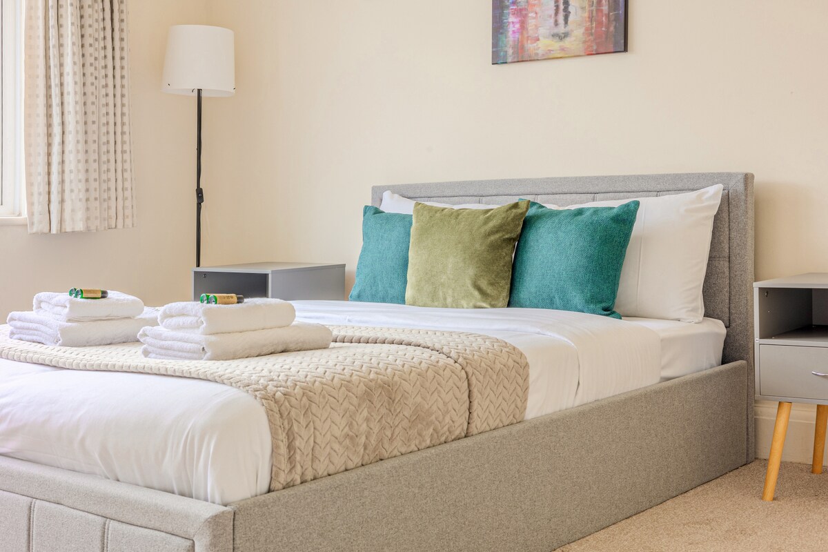 Svjetla i ugodna dvokrevetna spavaća soba, pažljivo uređena kako bi se osigurala udobnost i opuštanje.