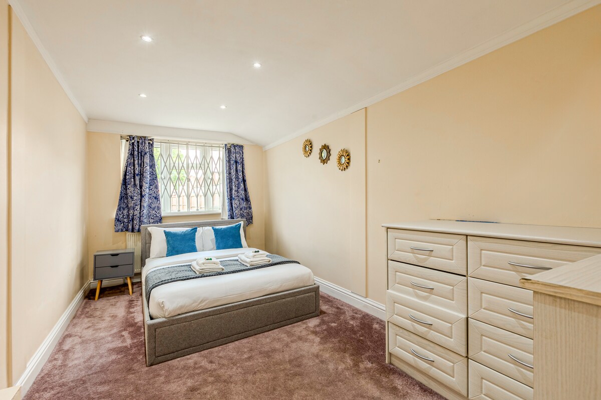 Ova šarmantna dvokrevetna spavaća soba spaja udobnost i stil te nudi opuštajući ambijent i mnogo prostora za pohranu.