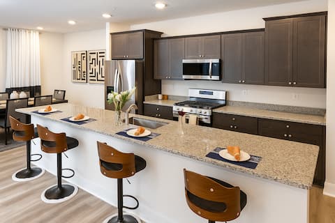 Luxury Home w/ Deck/Loft & Skyline Views near Balt
