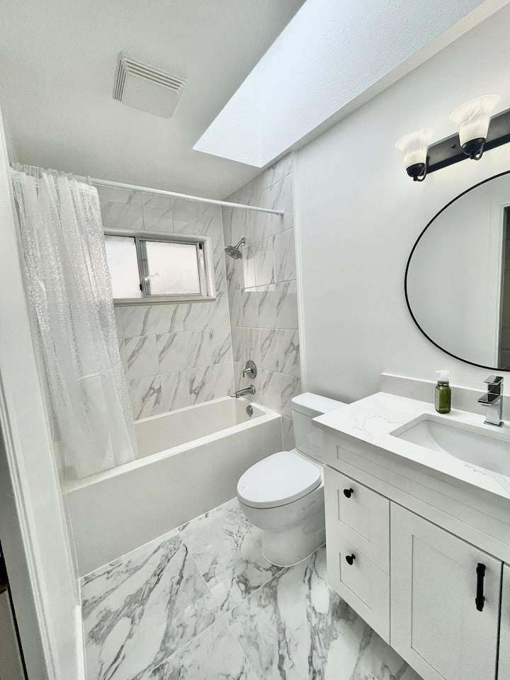 4) Private Room+bathroom+skytrain In Vancouver! - Vancouver
