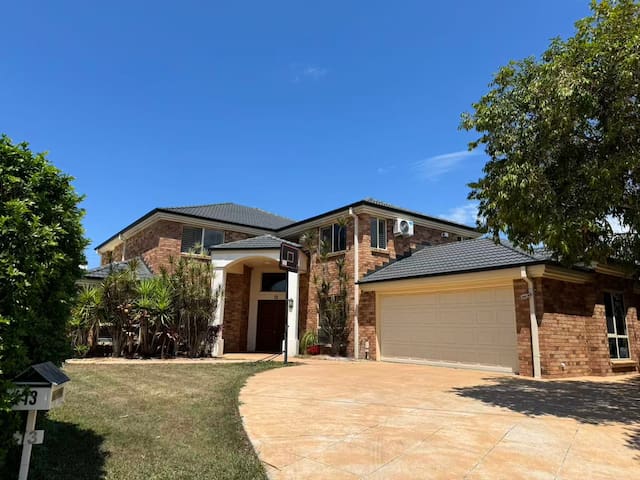 Spacious Family Retreat with Pool in Carindale
