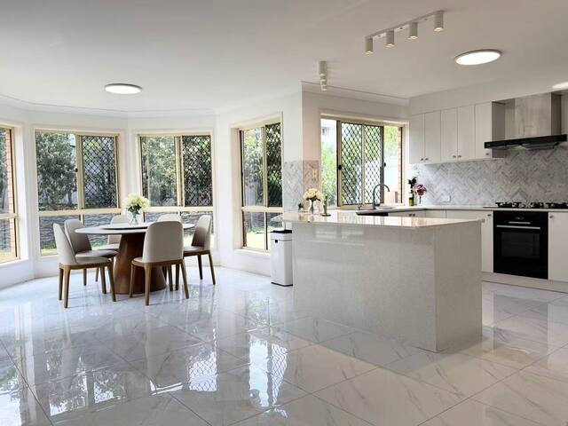 Spacious Family Retreat with Pool in Carindale gallery image 4