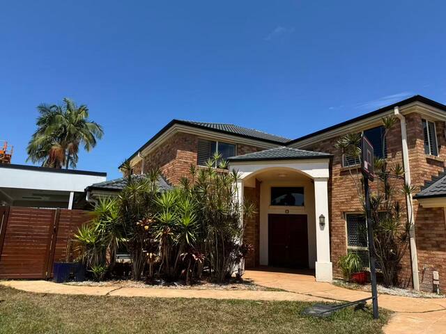 Spacious Family Retreat with Pool in Carindale gallery image 2