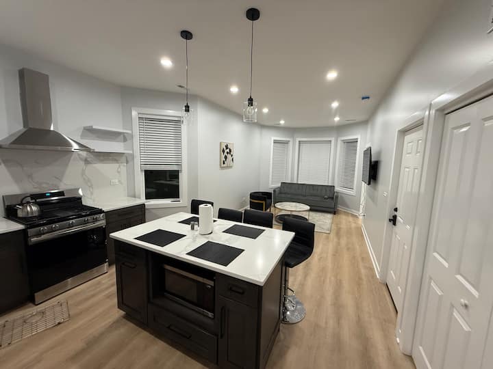 Cozy, Clean/newly Remodeled, Quiet Neighborhood - Chicago