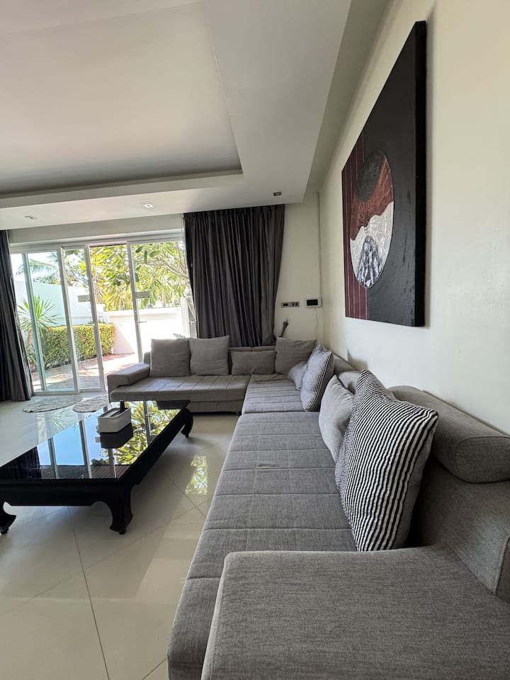 Stylish Jomtien Villa | Pool, Jacuzzi & Grill - Pattaya