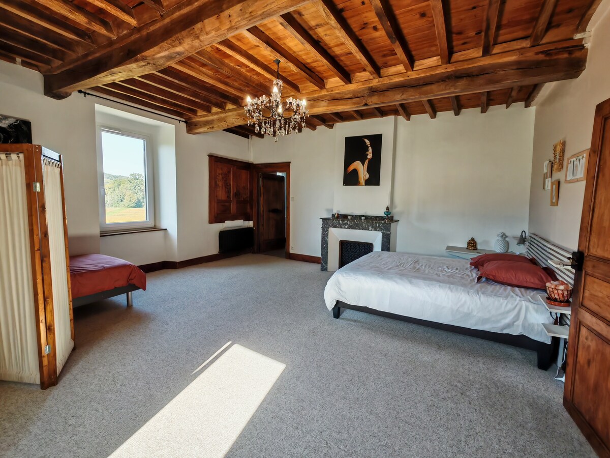 Საწოლი 200 × 160 × 24 სმ, ახალი ლეიბი/ყუთის ზამბარა, მისასალმებელი მყარი მხარდაჭერა. მაღალი სიმკვრივის ქაფი + მეხსიერების ქაფი.
ახალი მატრასი საწოლისთვის 190 x 90 x 25 სმ ჯიბიანი ზამბარებით, 7 კომფორტის ზონით, ადაპტური მეხსიერების ქაფით.