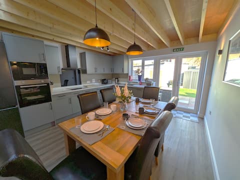 Spacious 5-BR, House, Parking, Fully Equipped.