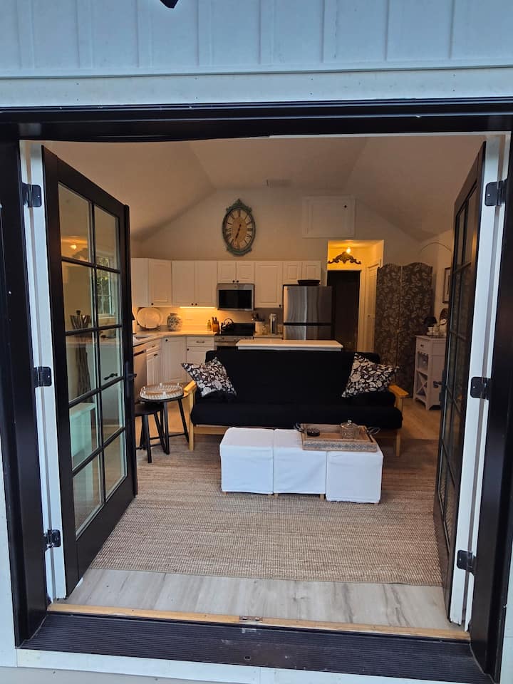  المدخل الخلفي من خلال الأبواب الفرنسية من الشرفة، بيرش.