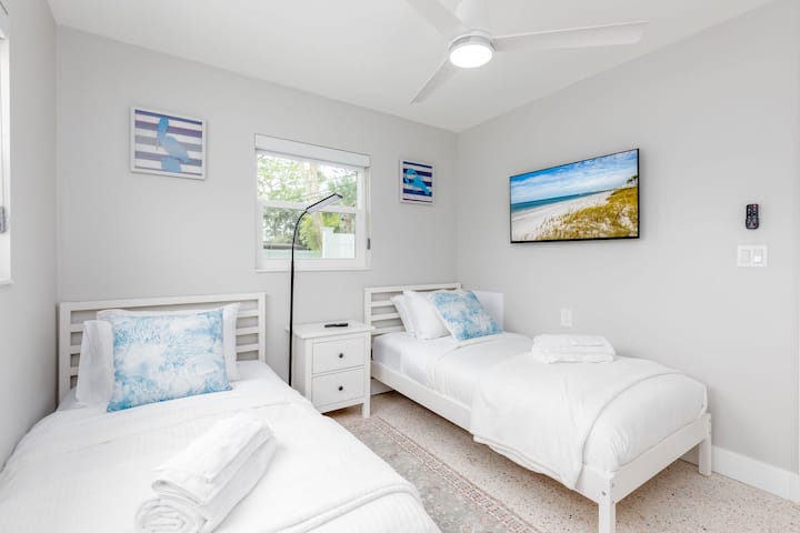 Chumba cha kulala #2: vitanda 2 vya ukubwa wa mapacha, stendi ya usiku, feni ya dari, televisheni, kabati kubwa, vifuniko vya duveti.