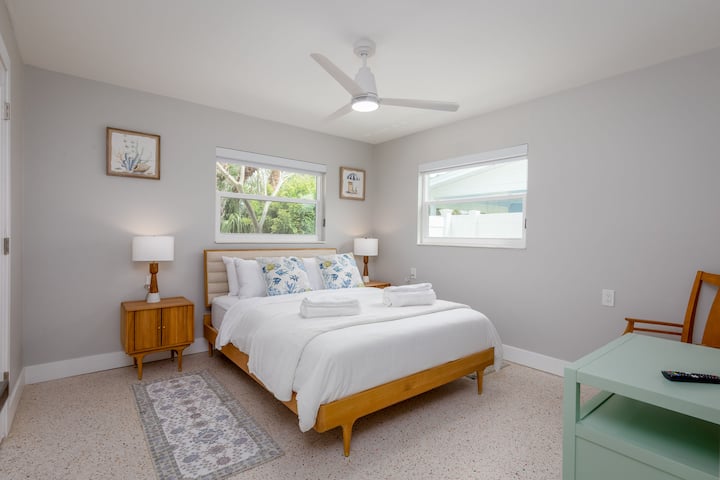 Chumba cha kulala #1: Kitanda cha ukubwa wa malkia, kabati la kujipambia, kabati kubwa, feni ya dari, runinga, kifuniko cha duveti, kiti.